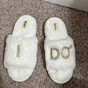 Dearfoam I Do White and Gold Glitter Slip On Fuzzy Slippers Size Large 9-10